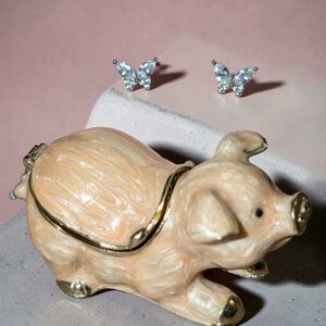 Striking Clear Sapphire Silver Butterfly Stud Earrings W/ Pink Pig Trinket Box